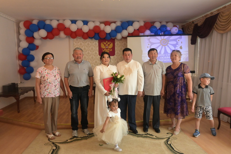 Три семьи Могойтуйского района награждены медалями «За любовь и верность» 